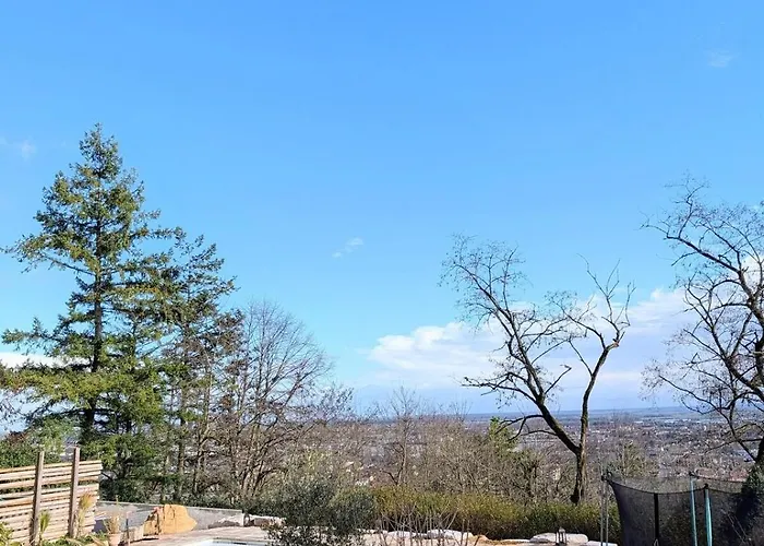 Будинок відпочинку Le Clos De La Bambouseraie Бон